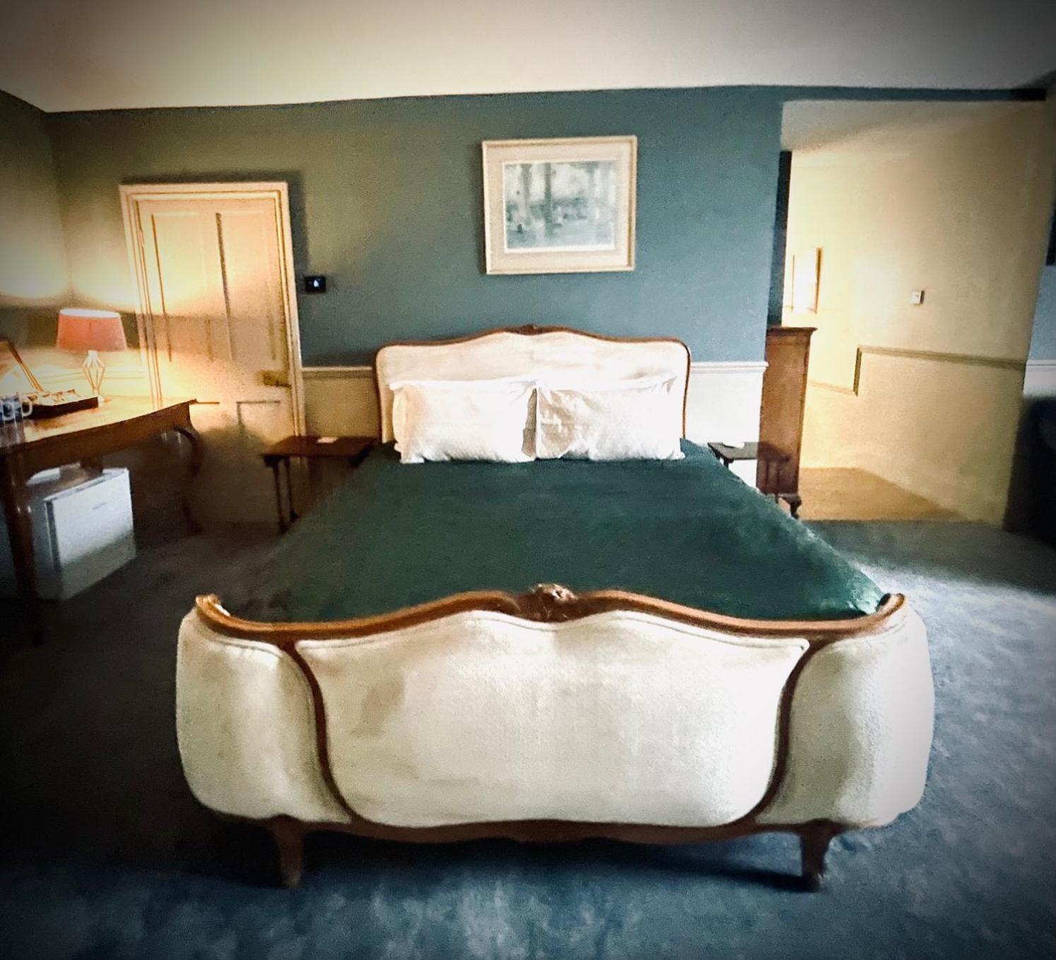 וולשפול Llanerchydol Hall Suites מראה חיצוני תמונה