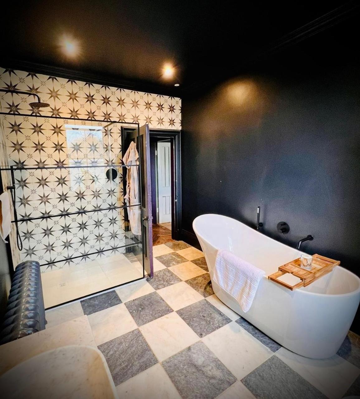 וולשפול Llanerchydol Hall Suites מראה חיצוני תמונה