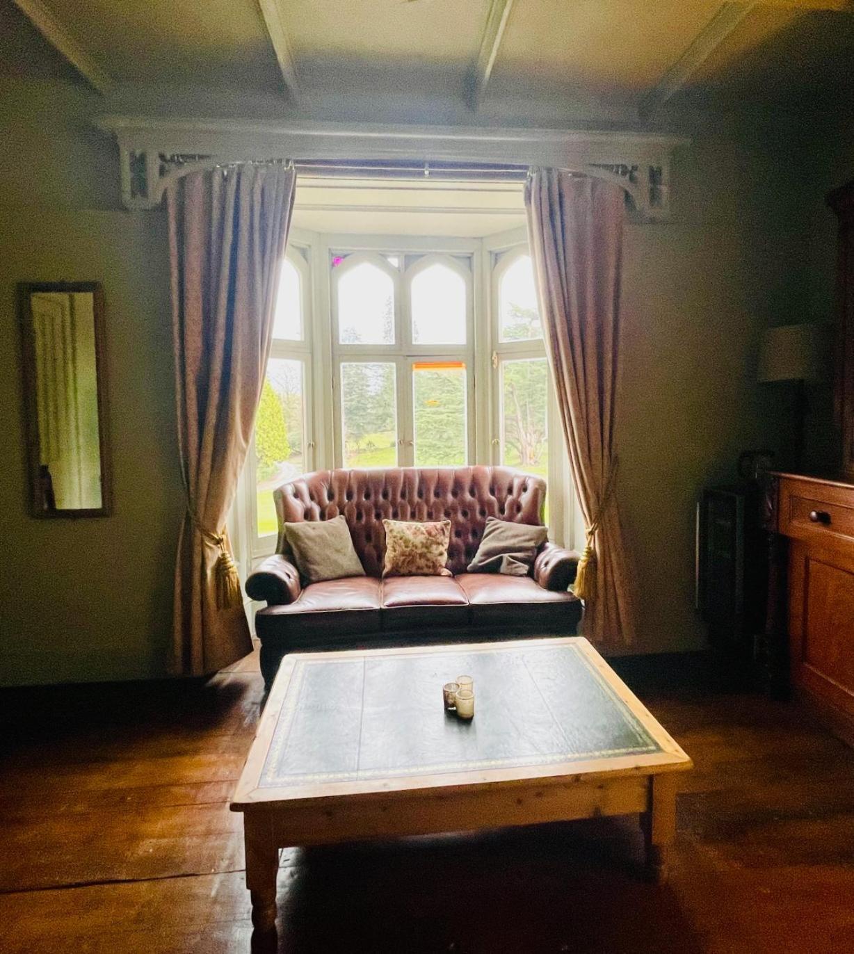 וולשפול Llanerchydol Hall Suites מראה חיצוני תמונה
